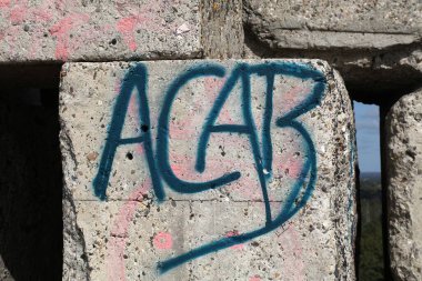 GELSENKIRCHEN, GERMANY - 17 Eylül 2020: ACAB graffiti Gelsenkirchen, Almanya. ACAB, sivil itaatsizliğin kısaltmasıdır. Siyasi slogan: Tüm Polisler Piçtir.