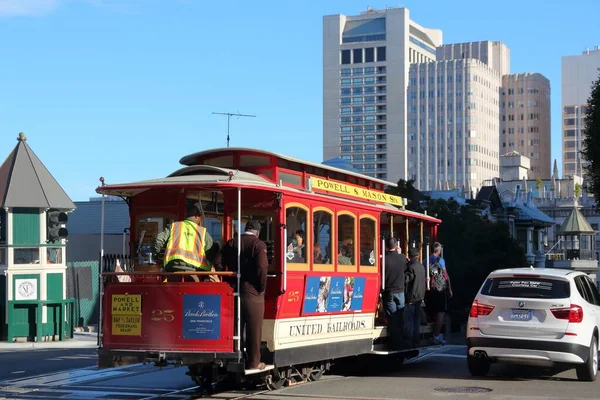 San Francisco Usa April 2014 People Ride Historic Cable Car — Stock Photo, Image