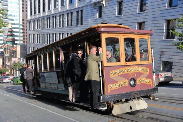San Francisco Usa April 2014 People Ride Historic Cable Car — Stock Photo, Image