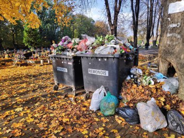 BYTOM, POLAND - 25 Ekim 2020: Polonya 'da Azizler Günü' nden (Wszystkich Swietych) bir hafta önce mezarlıkta çöp bidonları.