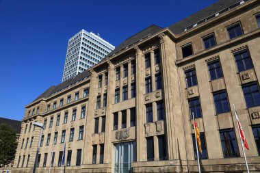 Kuzey Ren-Vestfalya Devlet Başbakanlığı (Almanca: Staatskanzlei des Landes Nordrhein-Westfalen), Almanya 'nın Düsseldorf kentindeki hükümet binası..