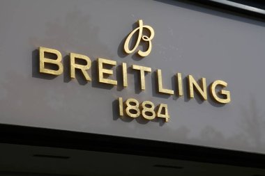 DÜZSELDORF, GERMANY - 19 Eylül 2020: Düsseldorf, Almanya 'da lüks saat markası üreten mağaza. Breitling İsviçreli bir saat üreticisi..