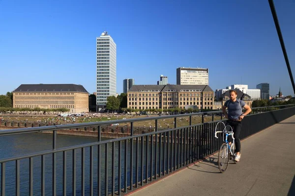 Dusseldorf Germany September 2020 Цикліст Їде Через Річку Рейн Мосту — стокове фото