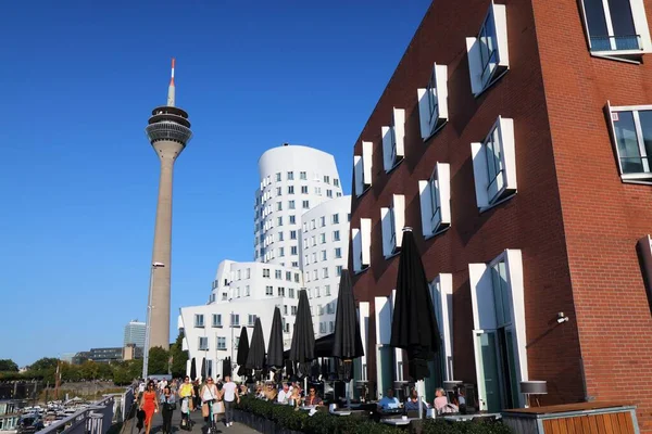 Dusseldorf Duitsland September 2020 Mensen Lopen Langs Neuer Zollhof Gebouwen — Stockfoto