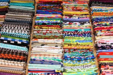 Japon kültürü tenugui havluları Kyoto 'da bir mağazada. Tenugui el havluları Japonya 'dan tipik küçük bir hediyedir..