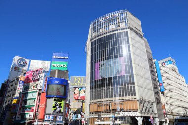 TOKYO, Japonya - 3 Aralık 2016: Shibuya Geçidi Tokyo 'nun başkentidir. Metro bölgesinde 37,8 milyon insan yaşıyor..