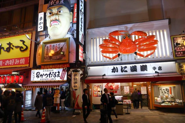 日本佐川 2016年11月21日 人们参观了日本大阪Dotonbori街著名的螃蟹餐厅 多顿堡是大阪的主要娱乐区 — 图库照片