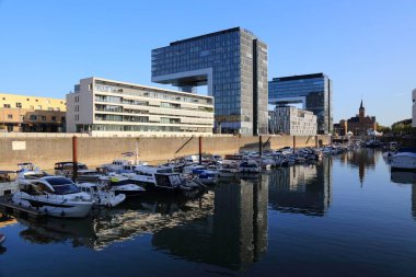 COLOGNE, GERMANY - 21 Eylül 2020: Rheinauhafen şehrinin Skyline 'ı, Almanya. Kentsel yenilenme projesinde eski liman alanı 2011 yılında yeniden geliştirildi..