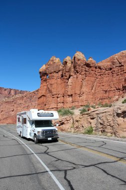 UTAH, Birleşik Devletler - 21 Haziran 2013: Utah Arches Ulusal Parkı 'nda eğlence aracı sürüyor. NP kemerleri 2012 yılında 1.070.577 kişi tarafından ziyaret edildi..