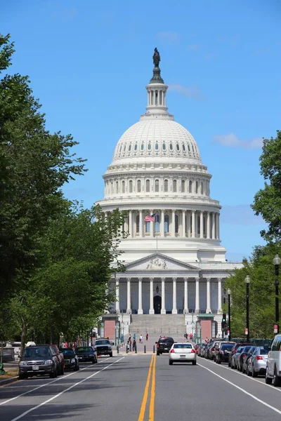 华盛顿特区 2013年6月14日 人们走过位于华盛顿特区的美国国会大厦 2012年有1 890万游客访问了美国首都 — 图库照片