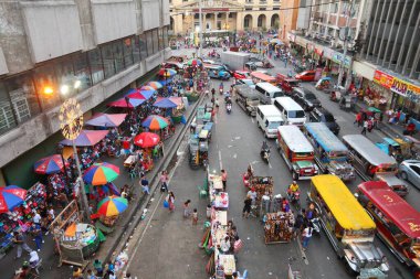 MANILA, PHILIPPINES - 25 Kasım 2017: insanlar Manila, Filipinler 'de yoğun trafikte araba kullanırlar. Metro Manila, 24 milyon insanın yaşadığı dünyanın en büyük kentsel alanlarından biri..