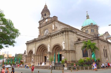MANILA, PHILIPPINES - 25 Kasım 2017 İnsanlar Manila, Filipinler 'deki Lekesiz Gebelik Katedrali' ni ziyaret ediyor. Metro Manila, 24 milyon insanın yaşadığı dünyanın en büyük kentsel alanlarından biri..