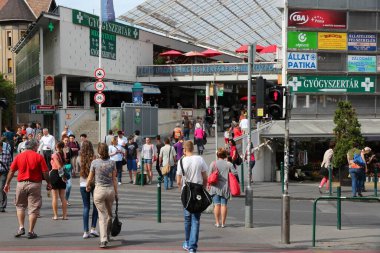 BUDAPEST, HUNGARY - 20 Haziran 2014: İnsanlar Budapeşte 'nin Orszagut bölgesindeki alışveriş alanını ziyaret ediyor. Budapeşte Büyükşehir Bölgesinde 3.3 milyon kişi yaşıyor.