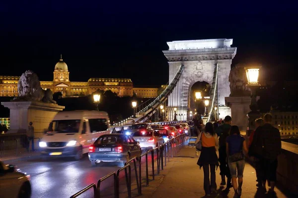 Budapest Hungary Haziran 2014 Budapeşte Insanlar Gece Zincir Köprüsü Ziyaret — Stok fotoğraf