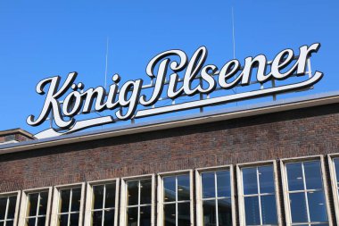 Duisburg, Almanya 'da Koenig Pilsener' in 18 Eylül 2020 tarihli reklamı. Konig Bira Fabrikası 1858 yılına dayanıyor ve sahibi Bitburger..