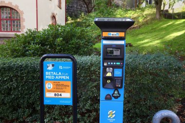 Gothenburg, İsveç - 26 Ağustos 2018 Göteborg, İsveç 'te park metre makinesi. Göteborg, 1 milyon nüfusuyla İsveç 'in en büyük ikinci şehridir..
