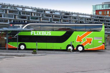 GOTHENBURG, SVEDEN - 26 AĞUSTOS 2018: Göteborg, İsveç 'teki Flixbus otobüs hattı. Flixbus, 20 ülkede 1000 durağı bulunan büyük bir uluslararası yolcu otobüsü şirketidir..