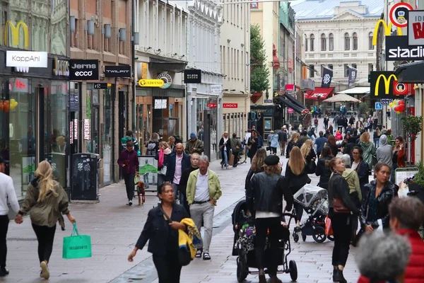 Gothenburg Sweden Серпня 2018 Люди Купують Вулиці Kungsgatan Гетеборзі Швеція — стокове фото