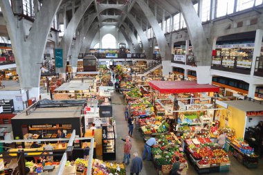 WROCLAW, POLAND - 11 Mayıs 2018: Müşteriler Polonya 'daki Wroclaw Pazar Salonu' nu (Hala Targowa) ziyaret ettiler. Kapalı pazar yeri 1908 'den beri var..