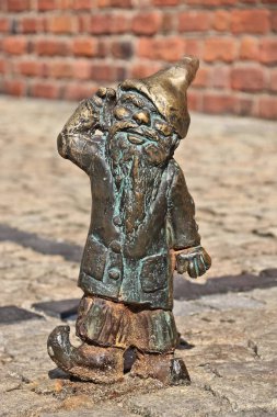 WROCLAW, POLAND - 2 Eylül 2018: Wroclaw, Polonya 'da işitme problemi olan küçük bir cüce veya engelli. Wroclaw 'ın şehirde çeşitli sanatçıların 350 cüce heykeli var..