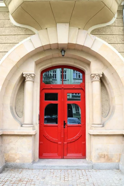 Hermosa Arquitectura Residencial Wroclaw Polonia Puerta Madera Roja Vieja Edificio —  Fotos de Stock