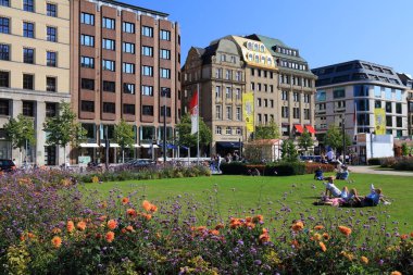 DÜZSELDORF, GERMANY - 19 Eylül 2020: İnsanlar Düsseldorf, Almanya 'da Cornelius Meydanı' nı ziyaret ediyor. Düsseldorf, Almanya 'nın en büyük 7. şehridir..