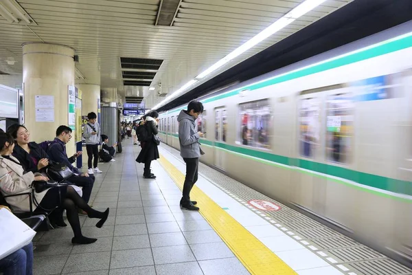 Tokyo Japan Grudzień 2016 Ludzie Czekają Pociąg Metra Tokio Metro — Zdjęcie stockowe