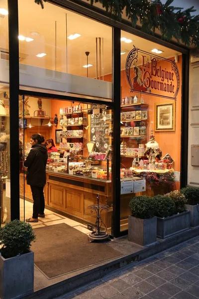 布鲁塞尔 比利时 2016年11月19日 人们参观了布鲁塞尔一家美味的比利时巧克力店 在比利时有超过2000个巧克力商 — 图库照片