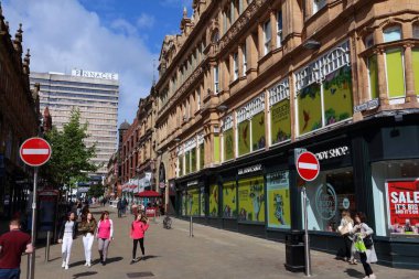 LEEDS, İngiltere - 12 Temmuz 2016: İnsanlar Leeds şehir merkezindeki Albion Place caddesinde alışveriş yapıyor. Leeds kentsel alanı 1.78 milyon nüfusa sahiptir..