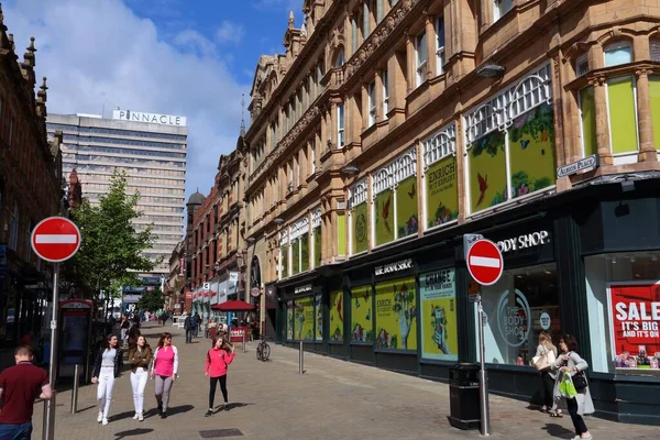Leeds Reino Unido Julho 2016 Pessoas Fazem Compras Rua Albion — Fotografia de Stock
