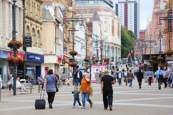 Leeds 2016年7月12日 英国のリーズのダウンタウンにあるBriggate通りで人々が買い物をします リーズ都市圏の人口は178万人である — ストック写真