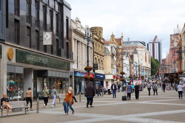 Leeds Reino Unido Julio 2016 Gente Compra Briggate Street Centro —  Fotos de Stock