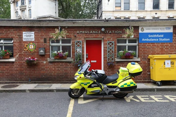 London Ngiltere Temmuz 2016 Londra Ambulans Servisi Bir Ambulans Istasyonuna — Stok fotoğraf