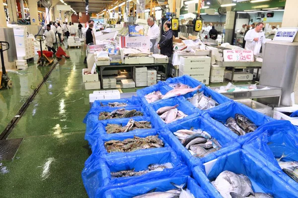 ロンドン 2016年7月8日 ベンダーは 英国のロンドンのBillinggate Fish Marketで魚介類を販売しています 市場は犬島に位置し 世界最大の魚市場の一つです — ストック写真