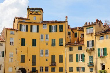 Lucca, İtalya 'daki Piazza Anfiteatro (Amfitiyatro Meydanı). Toskana kasabası.