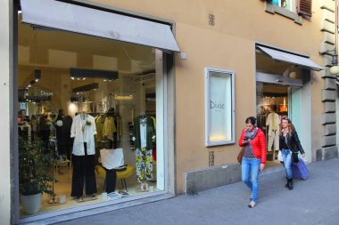FLORENCE, İtalya - 30 Nisan 2015: İnsanlar Floransa 'daki Dixie moda mağazasının önünden geçiyor. Dixie Giyim markası Imperial Group 'a ait..