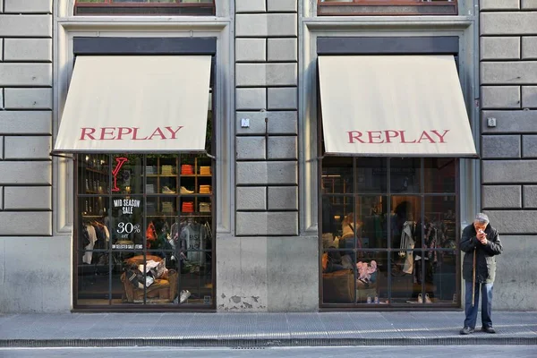 Florence Italy 2015年4月30日 在佛罗伦萨重播时装店 Replay是一家意大利时装公司 成立于1978年 — 图库照片