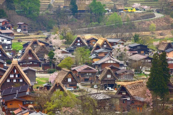 白川村空中景观 具有木制房屋和茅草屋顶的地标村被列为教科文组织场址 — 图库照片