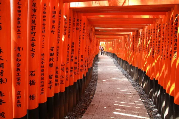 Kyoto Japão Abril 2012 Pessoas Caminham Sob Portões Tori Fushimi — Fotografia de Stock