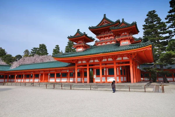 エイプリル社2012年9月19日 人々は京都の平安神宮を訪れます 旧京都はユネスコ世界遺産に登録されている — ストック写真