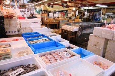 TOKYO, JAPONYAN - 11 Mayıs 2012: Tsukiji Balık Pazarı 'nda deniz ürünleri satan tüccarlar. Dünyadaki en büyük toptan balık ve deniz ürünleri pazarıdır..