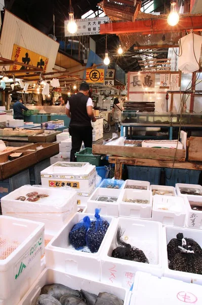 2012年5月11日 築地市場で魚介類を販売 世界最大の卸売魚 水産物市場です — ストック写真