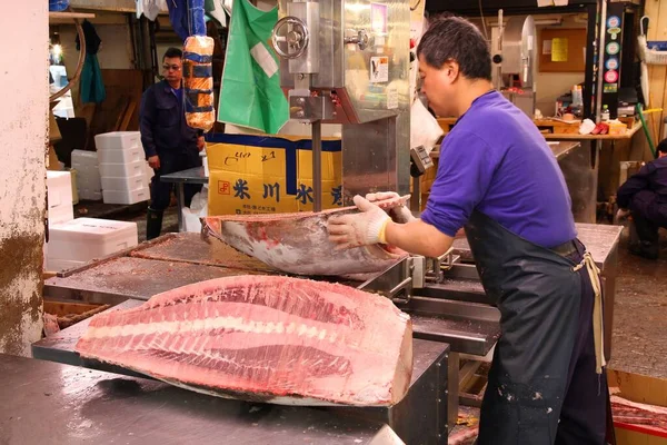 2012年5月11日 築地市場 東京都港区 で冷凍マグロの巨大な切り身を販売 世界最大の卸売魚 水産物市場です — ストック写真