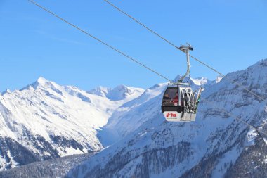 MAYRHOFEN, AUSTRIA - 12 Mart 2019: İnsanlar Avusturya 'nın Tyrol bölgesindeki Mayrhofen kayak merkezini ziyaret ediyorlar. Merkez, Orta Doğu Alpleri 'nin Zillertal Vadisi' nde yer almaktadır (Zentralalpen).