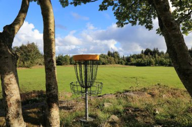 Norveç 'te disk golf sahası. Nadir bir açık hava sporu.