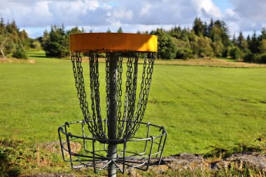 Norveç 'te disk golf sahası sepeti. Nadir bir açık hava sporu.