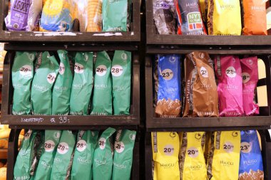 HAUGESUND, NORway - 21 Temmuz 2020 Norveç 'te bir markette ekmek seçimi. Norveç 'te üç aylık tüketici harcamaları 390 milyar NOK' a ulaşır (44 milyar ABD Doları)