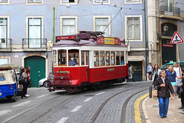 Lisbon Πορτογαλια Ιουνιου 2018 Άνθρωποι Οδηγούν Κόκκινο Τραμ Περιοδεία Στην — Φωτογραφία Αρχείου