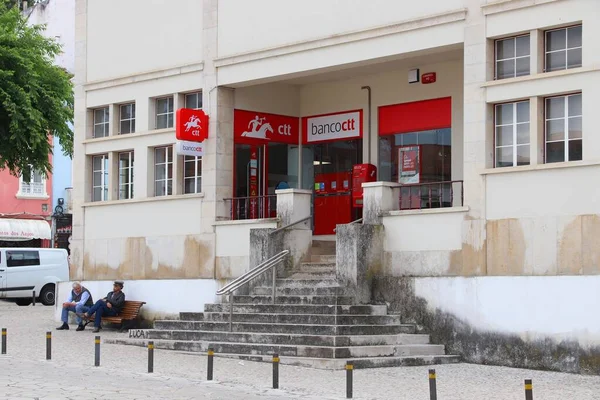 Nazare Portugal Maio 2018 Pessoas Sentadas Frente Ctt Correios Portugal — Fotografia de Stock