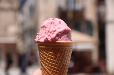 Hırvatistan dondurması - Split Old Town 'da çilekli dondurma tutuyor.